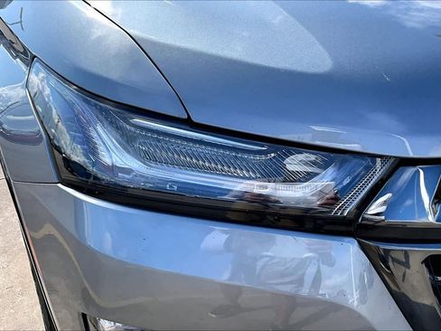 Used 2023 Chevrolet Traverse Premier w/ Redline Edition image 27