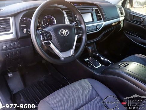Used 2019 Toyota Highlander LE image 12