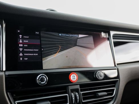 Certified 2025 Porsche Macan image 19