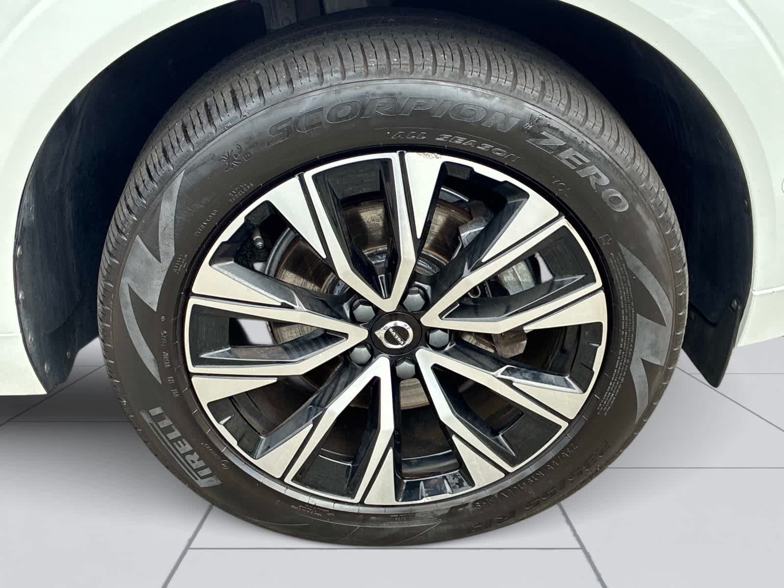 Used 2025 Volvo XC60 B5 Plus AWD/4WD image 9