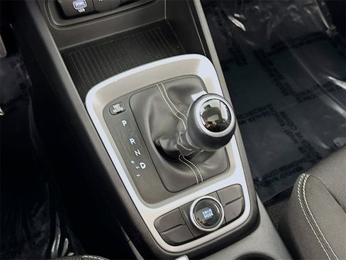 Used 2024 Hyundai Venue SEL image 17