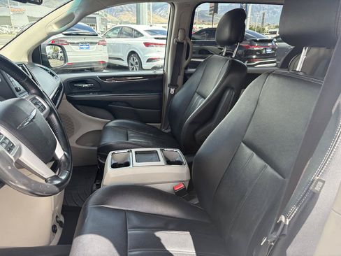 Used 2014 Chrysler Town & Country Touring FWD image 11