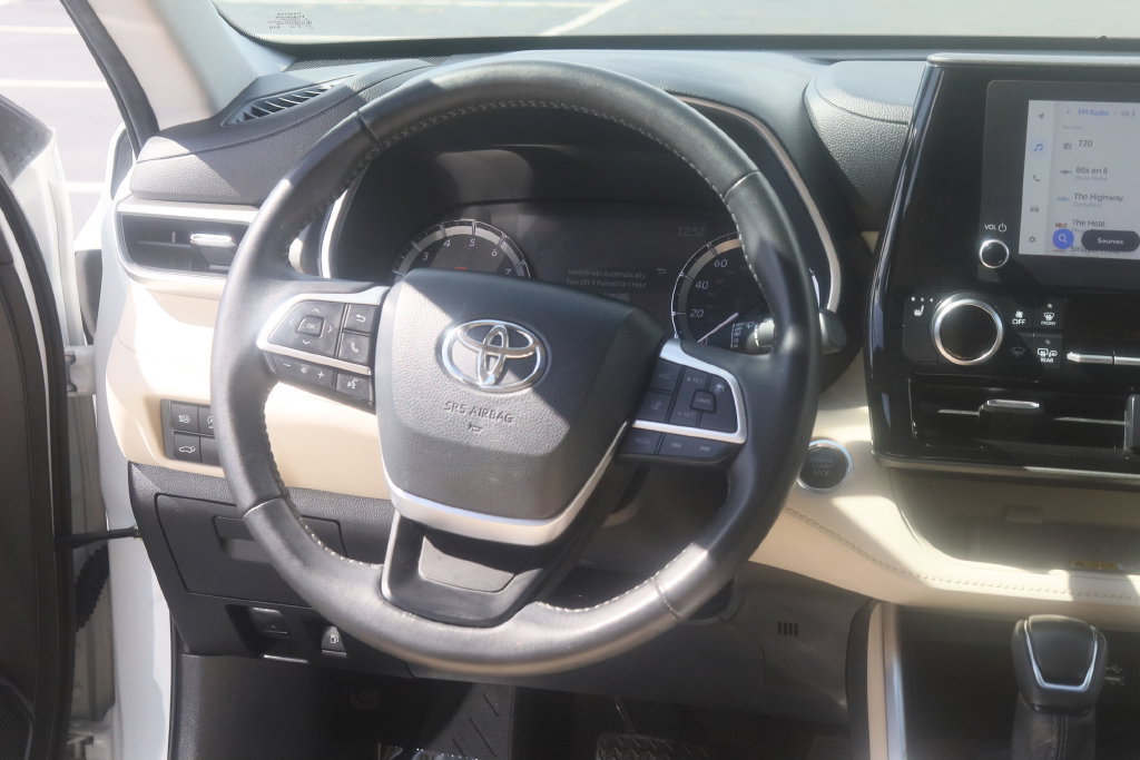 Used 2025 Toyota Highlander XLE AWD/4WD image 9