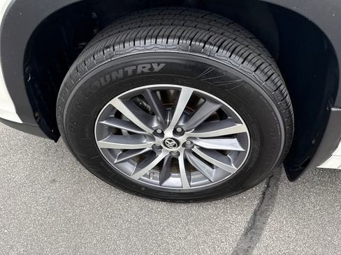 Used 2017 Toyota Highlander XLE AWD/4WD image 40