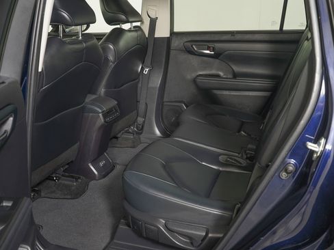 Used 2023 Toyota Highlander XLE FWD image 13