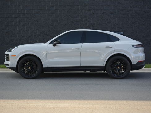 Used 2025 Porsche Cayenne Coupe AWD/4WD image 2