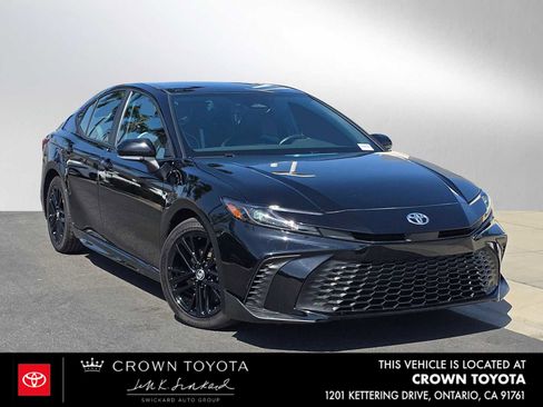 Used 2025 Toyota Camry SE FWD image 1