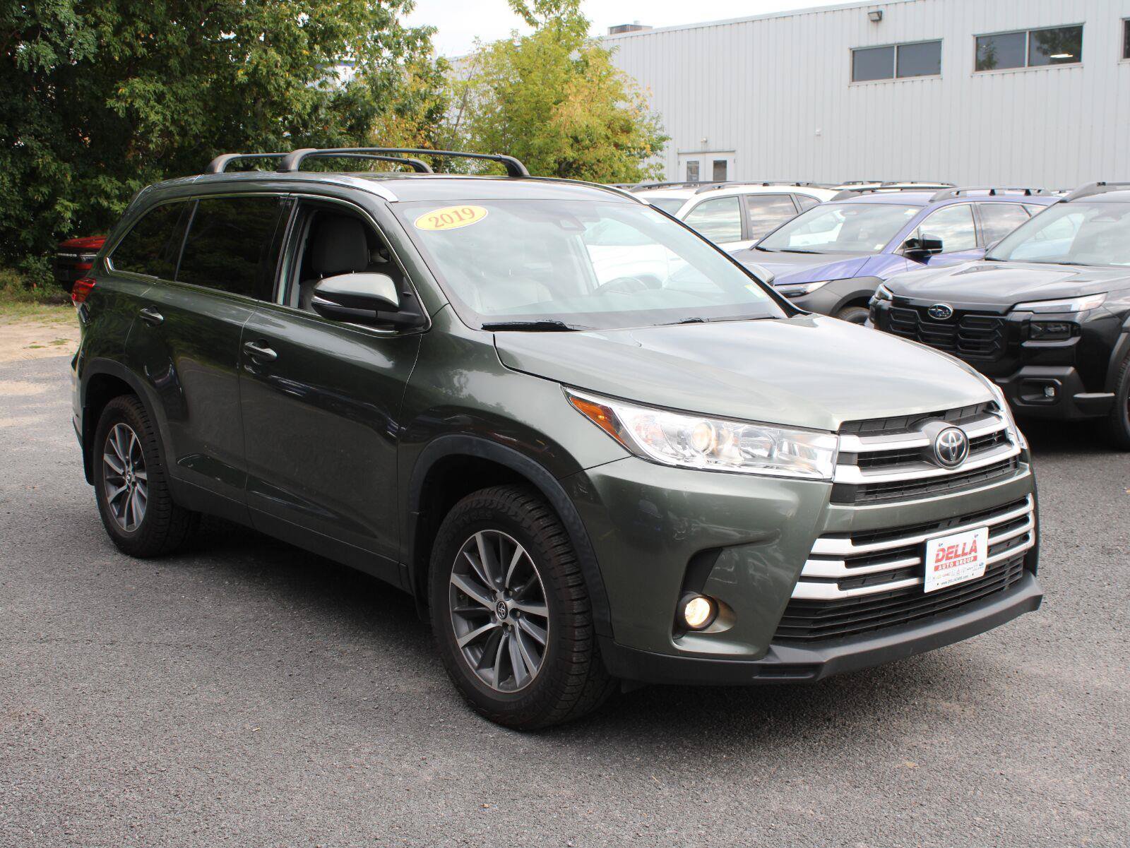 Used 2019 Toyota Highlander XLE AWD/4WD image 3
