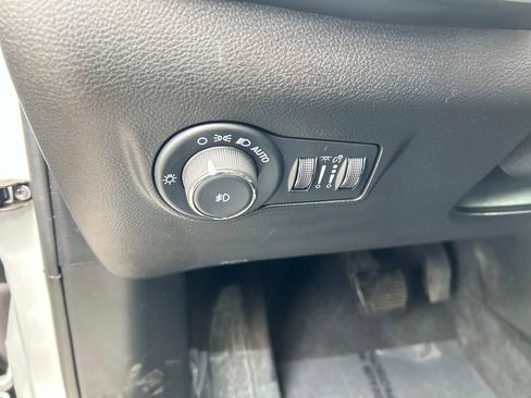 Used 2025 Jeep Compass Latitude image 19