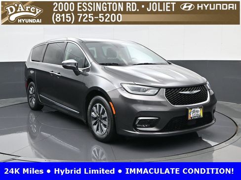 Used 2022 Chrysler Pacifica Limited image 3