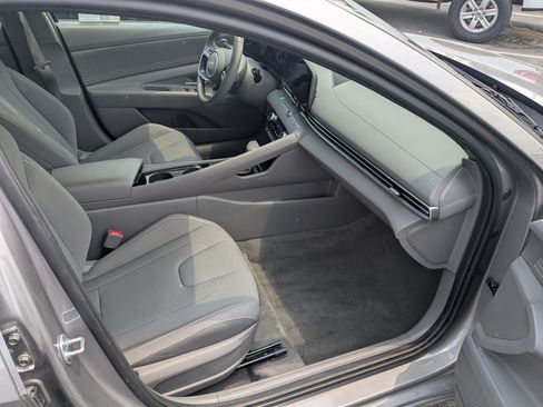 Used 2025 Hyundai Elantra SEL FWD image 31