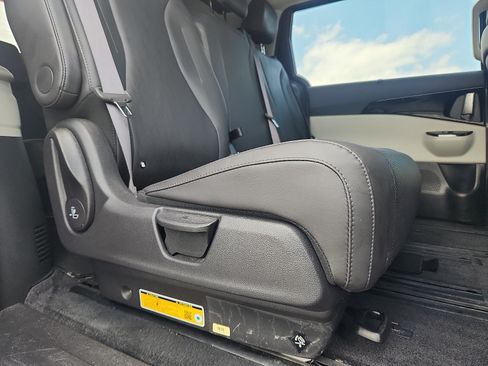 Used 2024 Kia Carnival EX FWD image 32