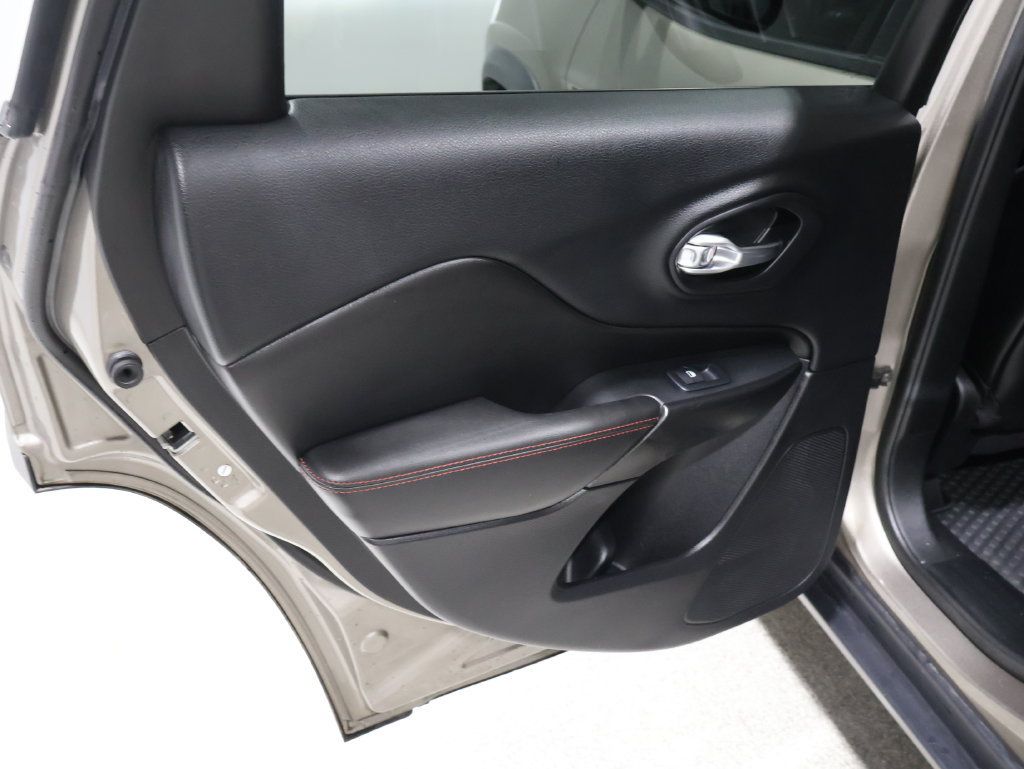 Used 2019 Jeep Cherokee Trailhawk w/ Cold Weather Group AWD/4WD image 19