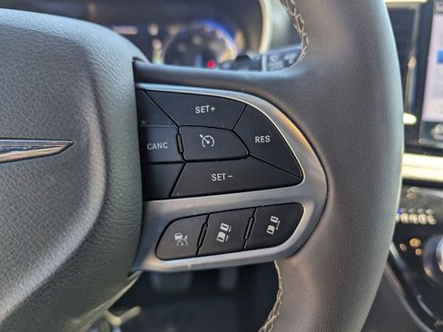 Used 2025 Chrysler Pacifica Select image 30