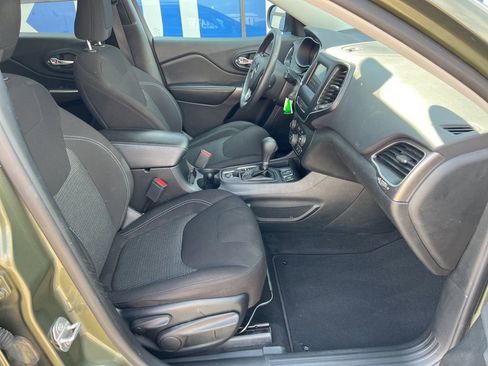 Used 2019 Jeep Cherokee Latitude w/ Popular Appearance Group image 12