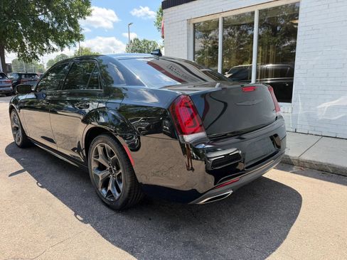 Used 2022 Chrysler 300 Touring L w/ Comfort Group RWD image 7