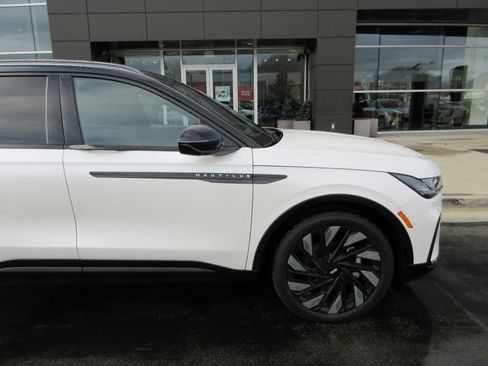 Used 2025 Lincoln Nautilus Reserve image 12