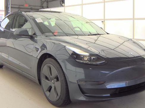 Used 2023 Tesla Model 3 Standard Range image 3