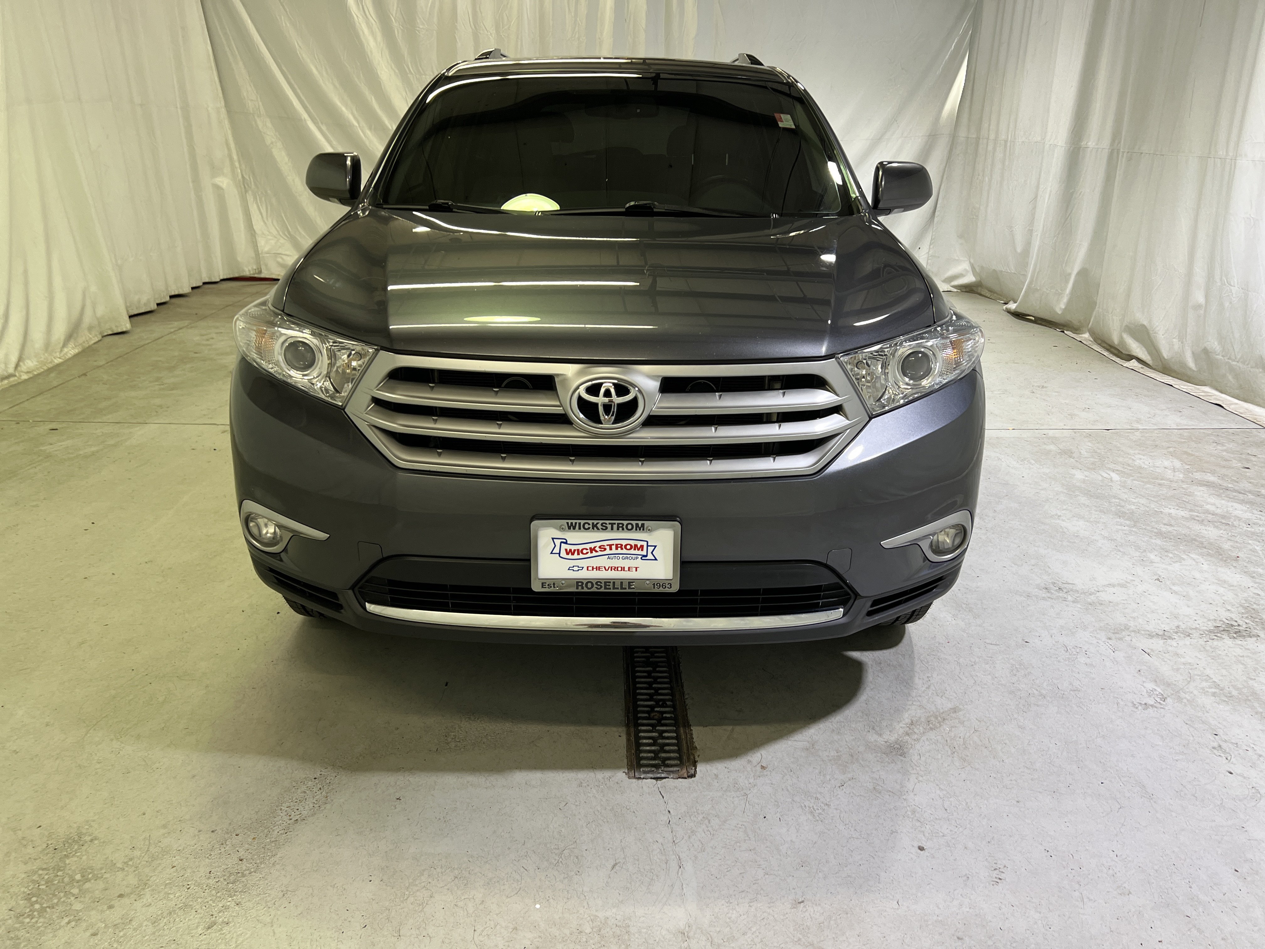 Used 2011 Toyota Highlander Limited w/ Tow Pkg FWD image 3