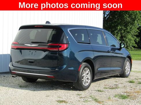 Used 2025 Chrysler Pacifica Select FWD image 3