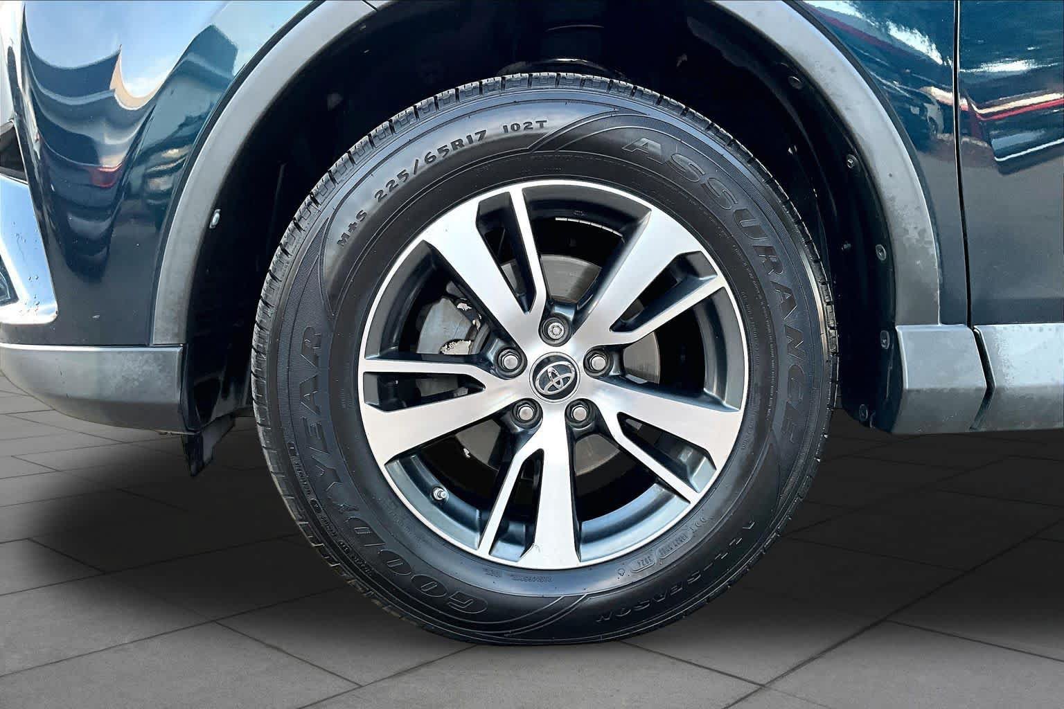 Used 2017 Toyota RAV4 XLE AWD/4WD image 11