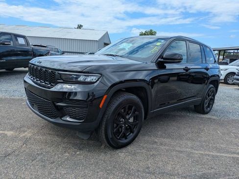 Used 2025 Jeep Grand Cherokee Altitude AWD/4WD image 8