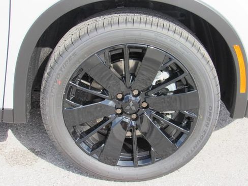 New 2026 Mitsubishi Outlander LE FWD image 10