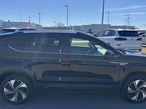 Used 2024 Volkswagen Taos SE w/ Panoramic Sunroof Package image 11