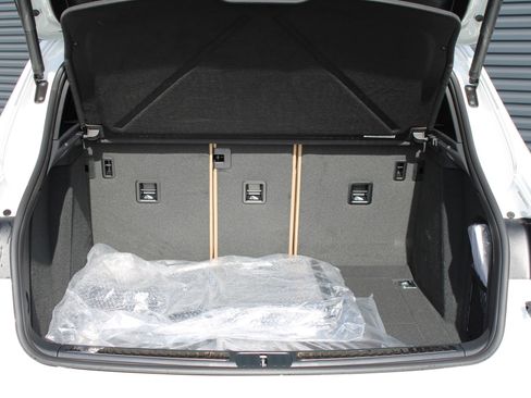 New 2026 Porsche Macan image 23