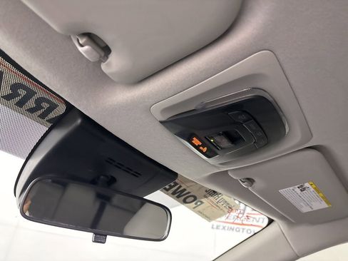 Used 2025 Toyota Corolla Cross L image 18