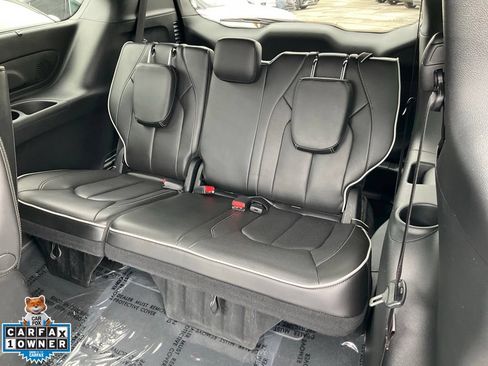 Used 2023 Chrysler Pacifica Limited w/ Uconnect Theater Family Group FWD image 8