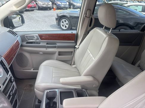 Used 2009 Chrysler Town & Country Touring FWD image 16