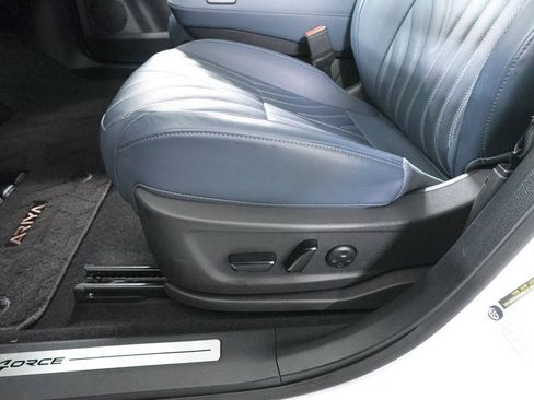 Used 2024 Nissan Ariya AWD image 11