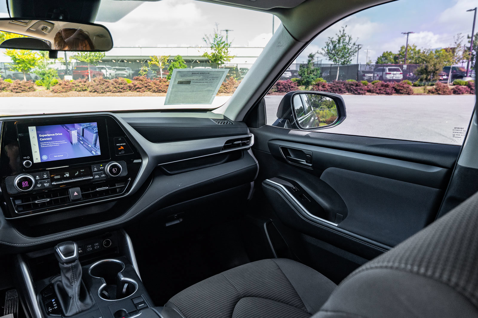 Used 2024 Toyota Highlander LE FWD image 30