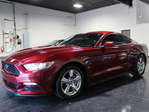 Used 2016 Ford Mustang Coupe RWD image 4