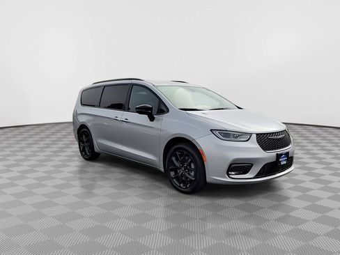 New 2026 Chrysler Pacifica Select image 2