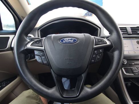 Used 2018 Ford Fusion SE w/ Fusion SE Technology Package FWD image 17