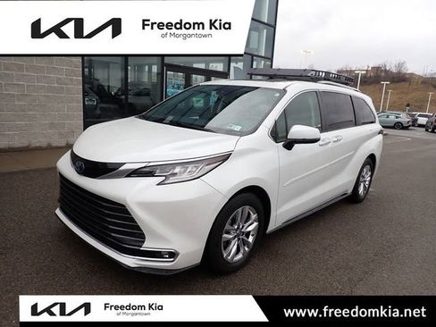 Used 2022 Toyota Sienna Limited image 1