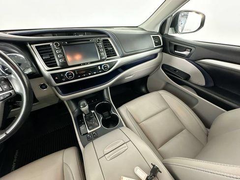 Used 2019 Toyota Highlander XLE AWD/4WD image 11