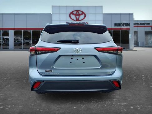 Used 2023 Toyota Highlander XLE FWD image 4