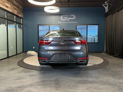 Used 2018 Kia Cadenza Premium w/ Luxury Package FWD image 4