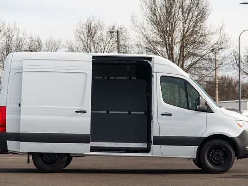 Used 2025 Mercedes-Benz Sprinter 2500 image 6