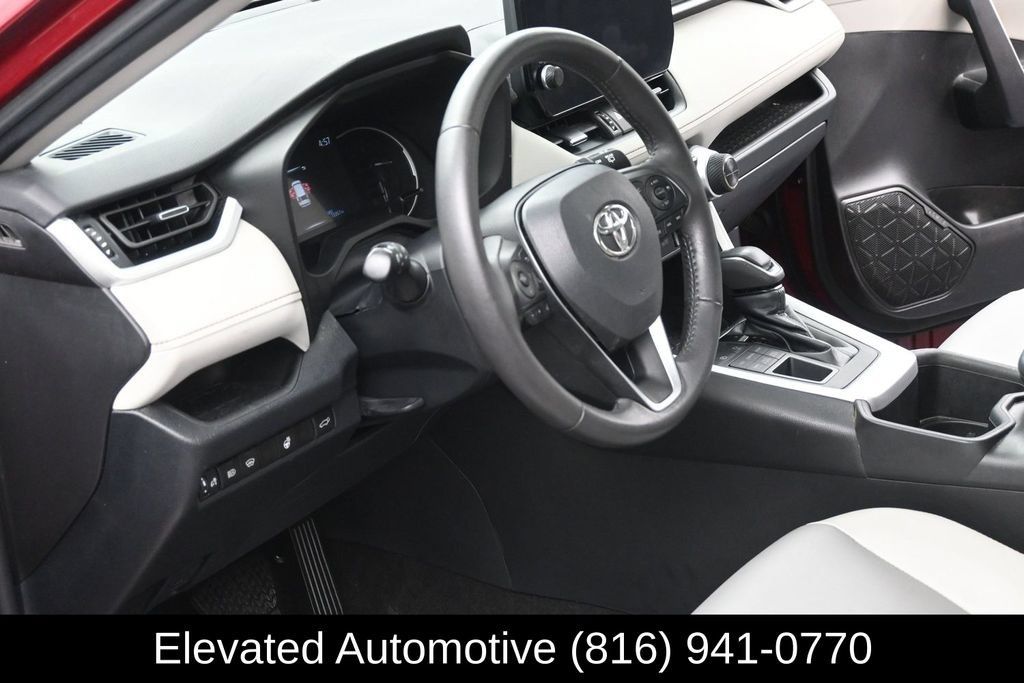 Used 2023 Toyota RAV4 XLE Premium AWD/4WD image 7