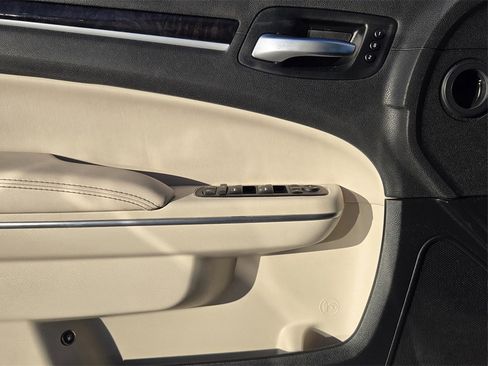 Used 2018 Chrysler 300 Limited image 21