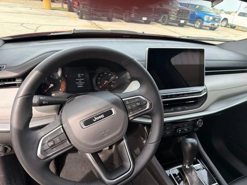 Used 2025 Jeep Compass Limited AWD/4WD image 7