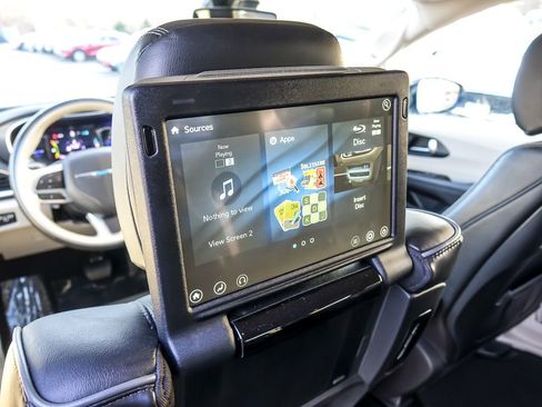 Used 2020 Chrysler Pacifica Limited image 12