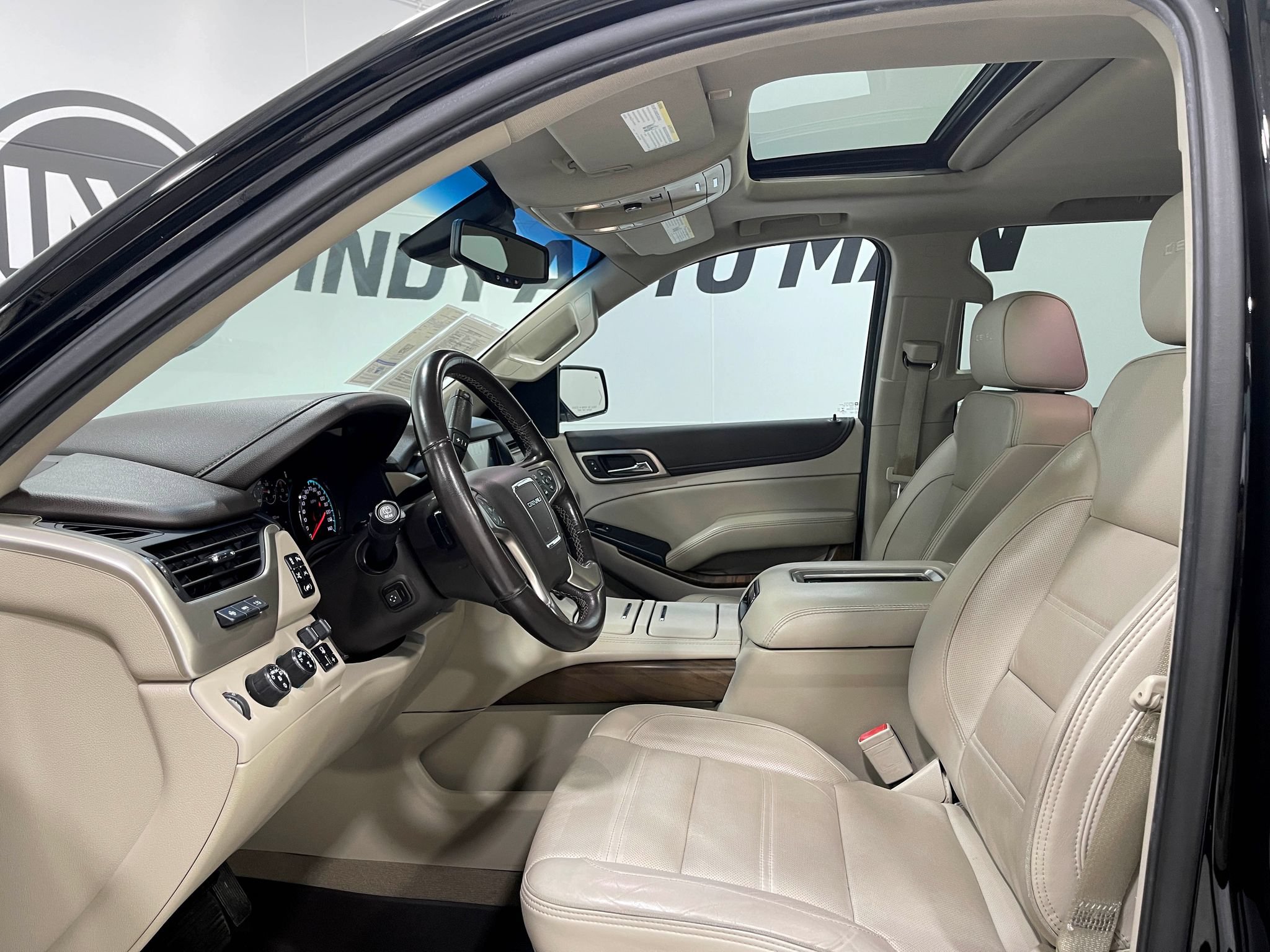 Used 2020 GMC Yukon Denali w/ Denali Premium Package AWD/4WD image 13