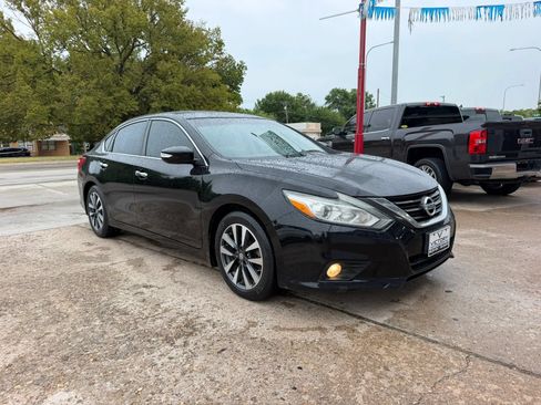 Used 2017 Nissan Altima 2.5 SV w/ Convenience Package FWD image 2