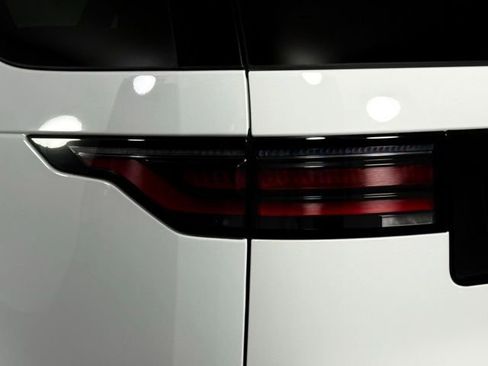 New 2025 Land Rover Discovery Dynamic SE image 16