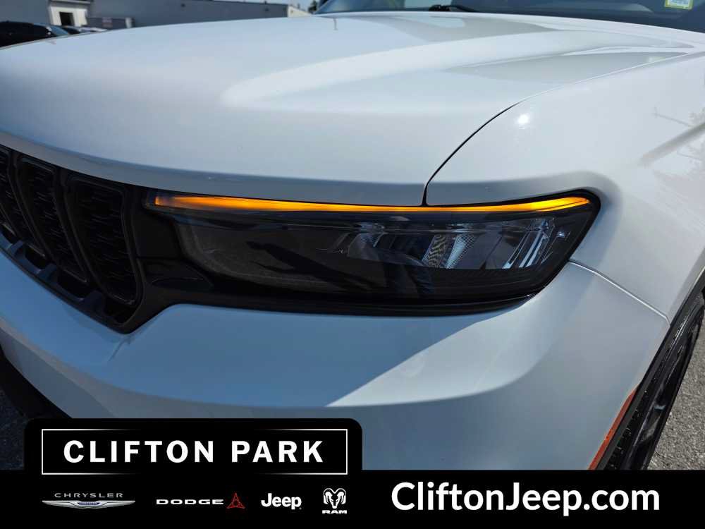 Used 2023 Jeep Grand Cherokee Laredo AWD/4WD image 7